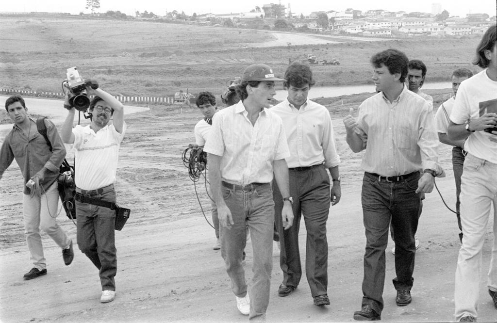 Ayrton Senna ao centro de boné e Charles Marzanasco ao seu lado