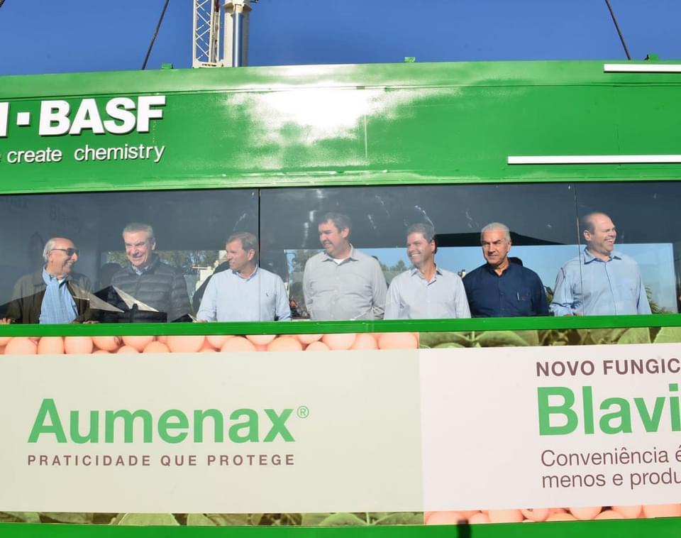 As autoridades presentes participaram de um giro pela feira.