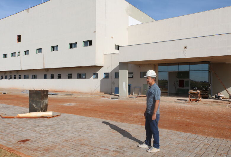 Marçal pede agilidade em obras do Hospital Regional para zerar fila de pacientes