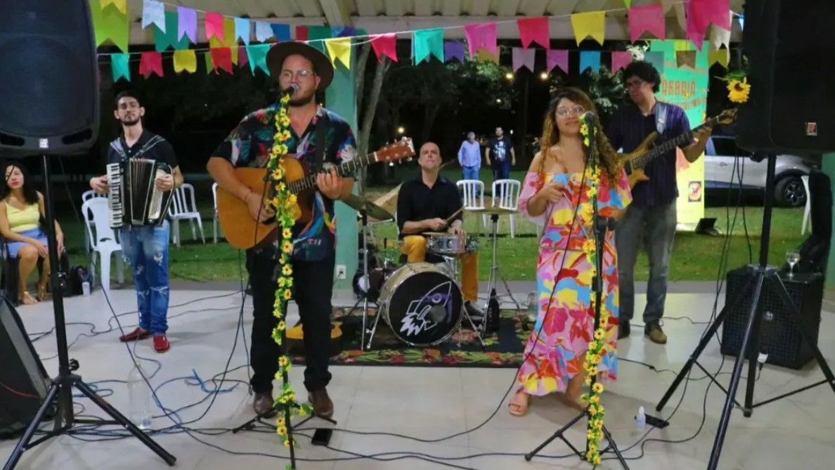 O show do casal Ana Maria Schneider e Pedro Fattori, formado em 2018, mescla estilos regionais brasileiros com elementos instrumentais resultando no que o duo apelidou de 