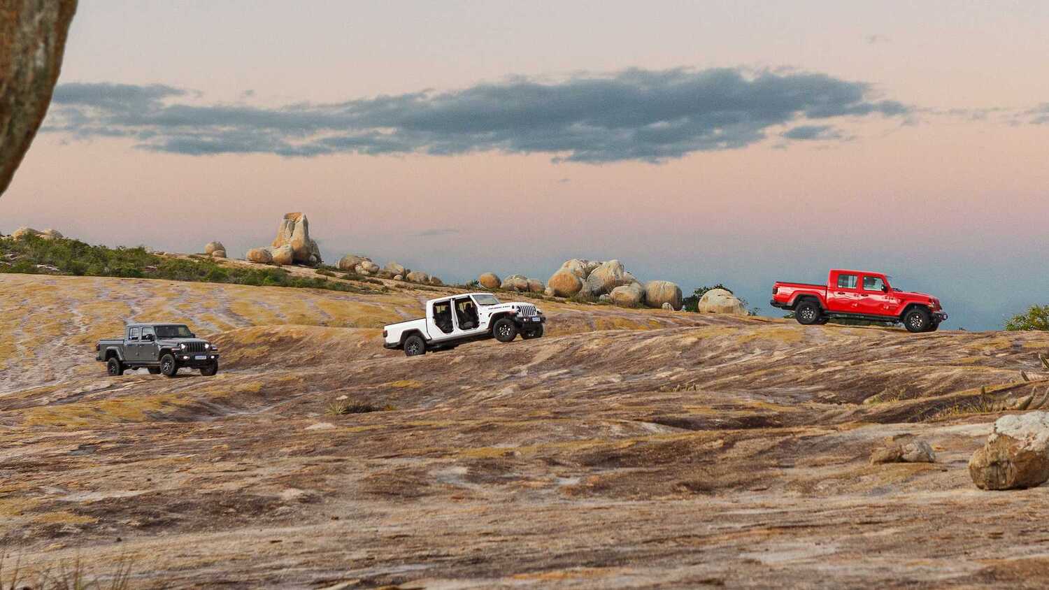 A Jeep diz que o primeiro lote a ser vendido por aqui está composto por 300 unidades, apenas com cores distintas, fora a oferta de 72 acessórios exclusivos.