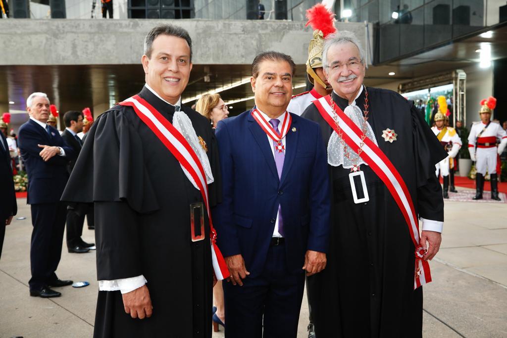 Senador Nelson Trad Filho, também condecorado, ladeado pelos ministros Amaury Rodrigues Pinto Júnior e Emmanoel Pereira.