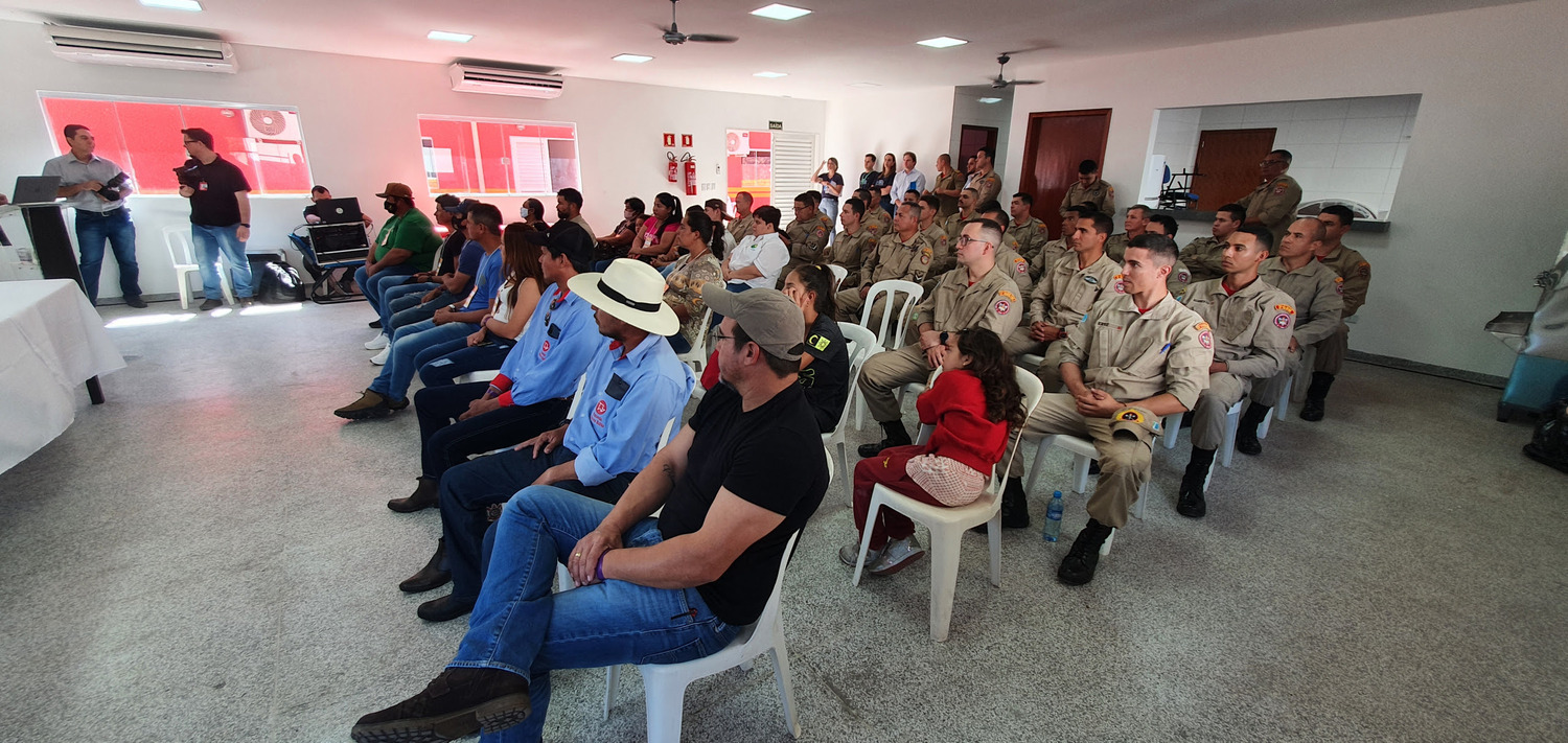Entrega de certificados de brigadistas formados após cursos promovidos em parceria do Sebrae/MS com os Bombeiros, a partir de convênio com o BID