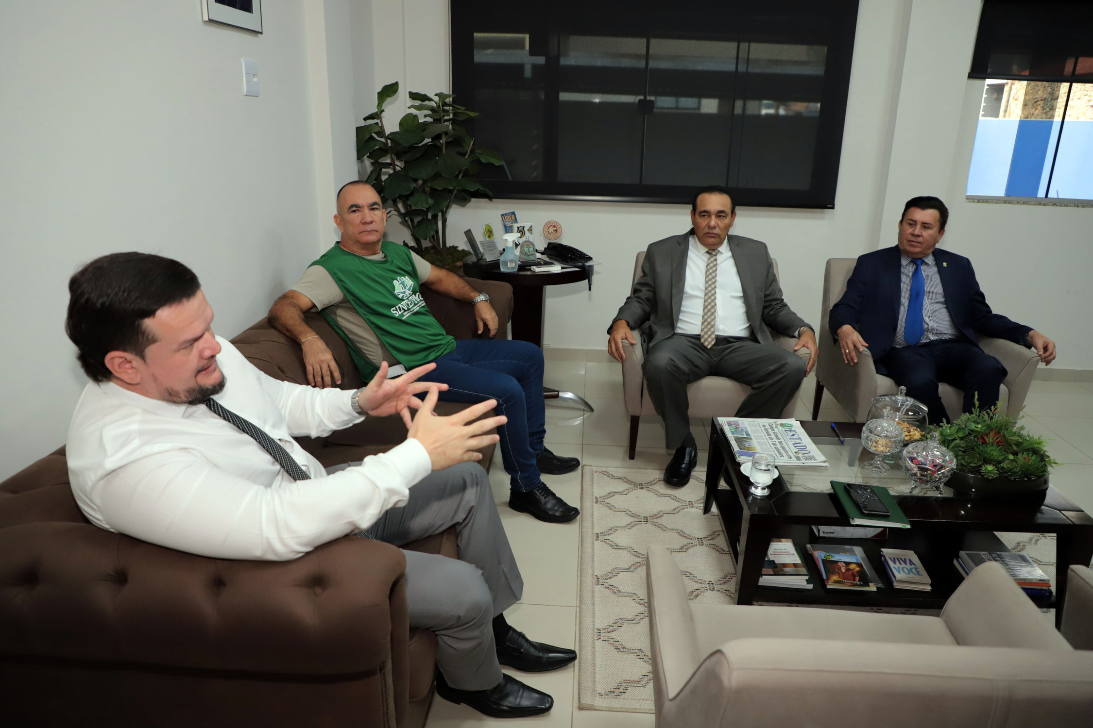 Vereadores da Câmara Municipal de Campo Grande manifestam apoio à luta dos profissionais da enfermagem pelo piso salarial nacional da categoria, suspenso por decisão judicial.
