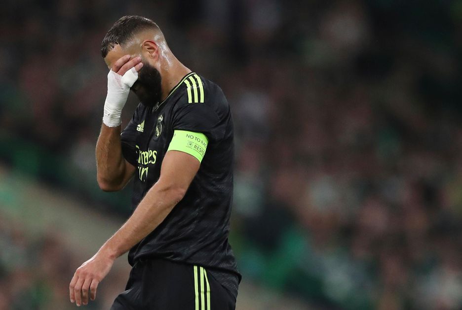 Benzema se machuca e deixa campo chorando.