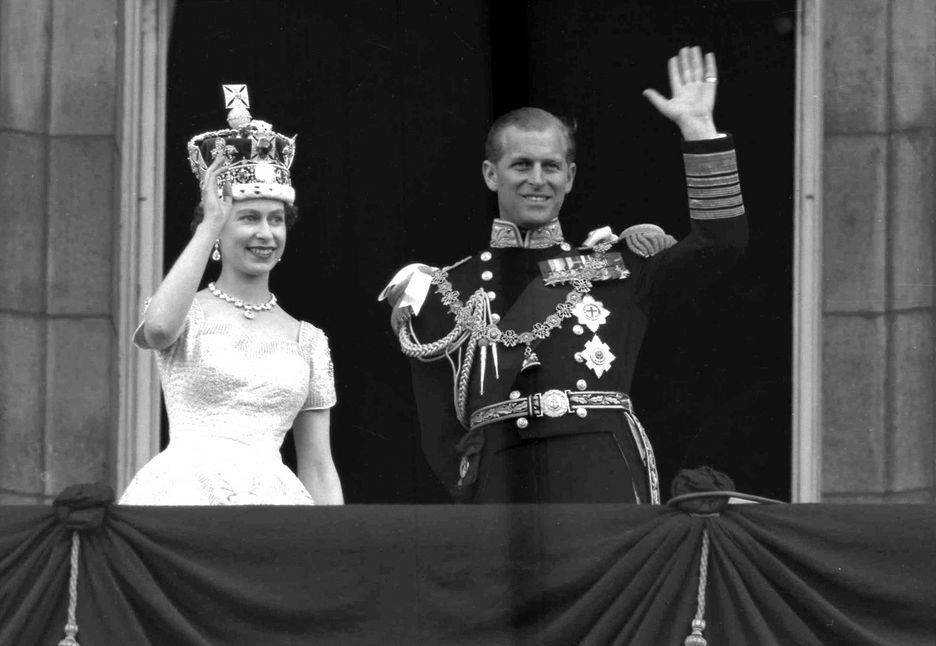 Elizabeth acena após coroação. 