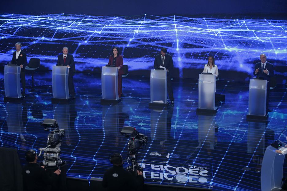 Luiz Felipe D'Avila (Novo), Soraya Thronicke (União Brasil), Simone Tebet (MDB), Jair Bolsonaro (PL), Luiz Inácio Lula da Silva (PT) e Ciro Gomes (PDT) durante primeiro debate dos candidatos à Presidente promovido na TV Bandeirantes