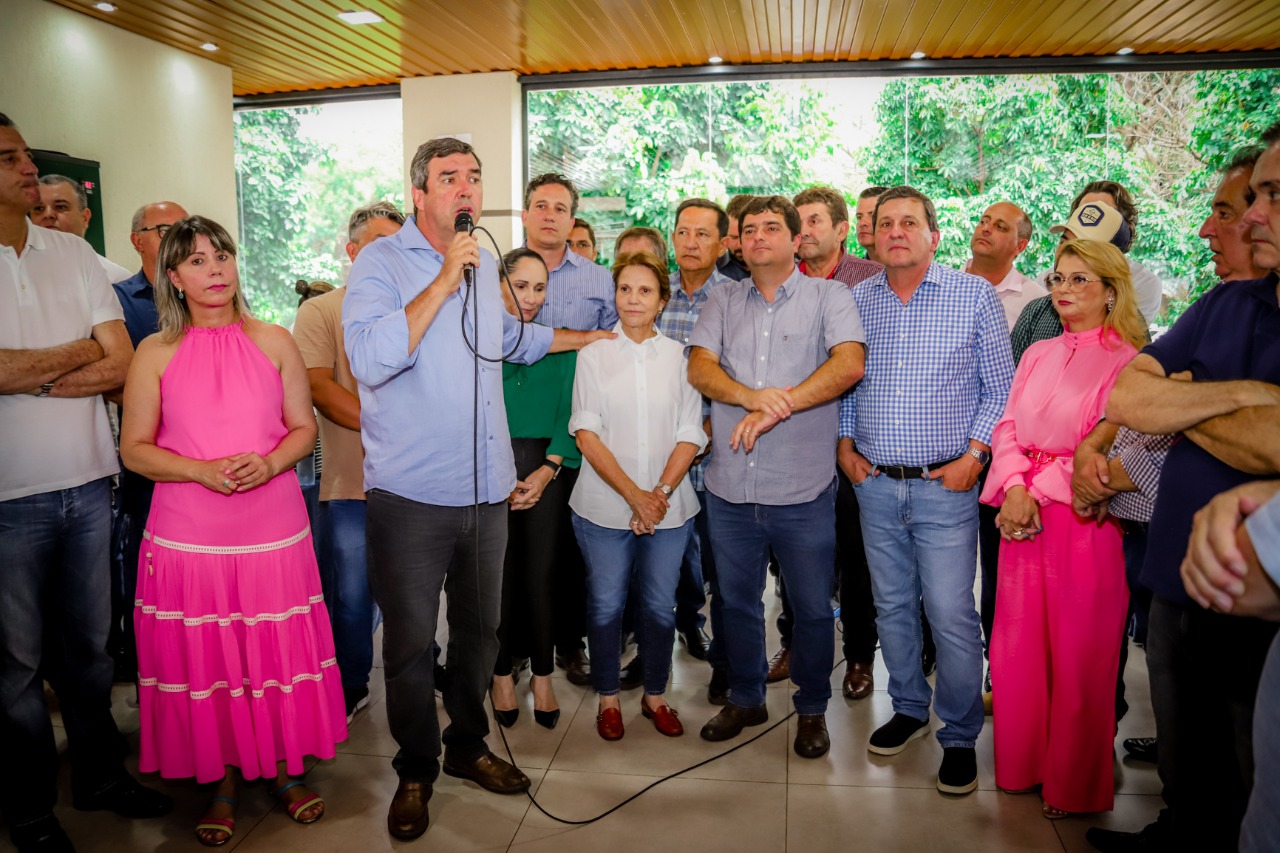 O presidente da Assomasul, Valdir Junior, transbordava alegria, sorridente recebeu cada um com um abraço de agradecimento pelo trabalho para eleger Eduardo Riedel. 