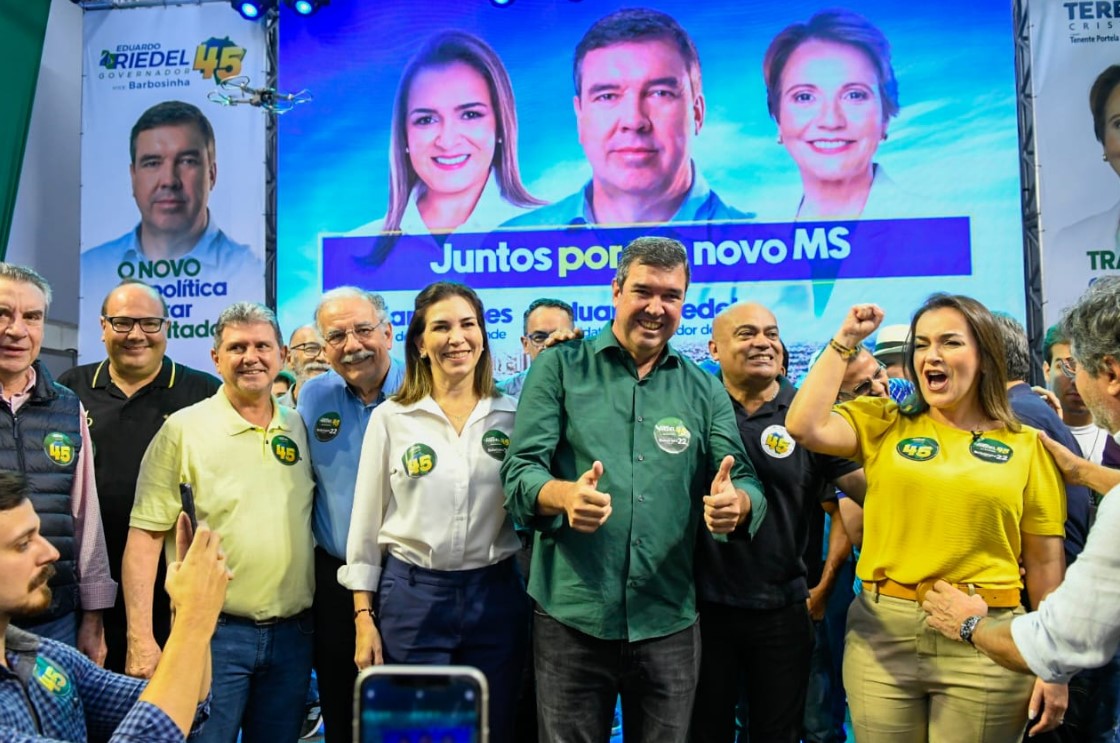 Eduardo Riedel e seus apoiadores após seu discurso