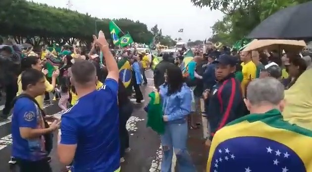 Manifestantes Pró-Bolsonaro se aglomeram em frente ao CMO desde o dia 31