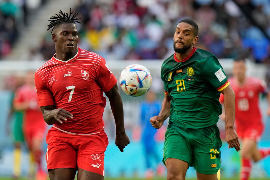 Embolo (esq.) foge da marcação de jogador camaronês. Atacante fez o único gol da vitória da Suíça.  