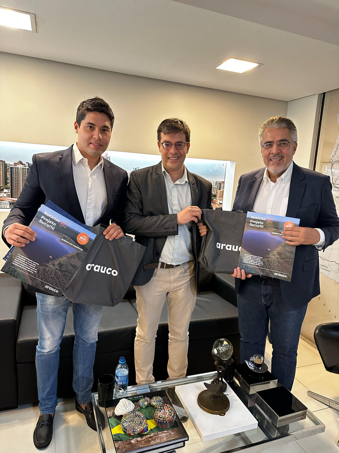 O diretor de desenvolvimento e novos negócios da Arauco, Mário José de Souza Neto (centro) ao lado dos diretores do Grupo Feitosa, Enrico Feitosa (a esquerda) e Luiz Carlos Feitosa (a direita)