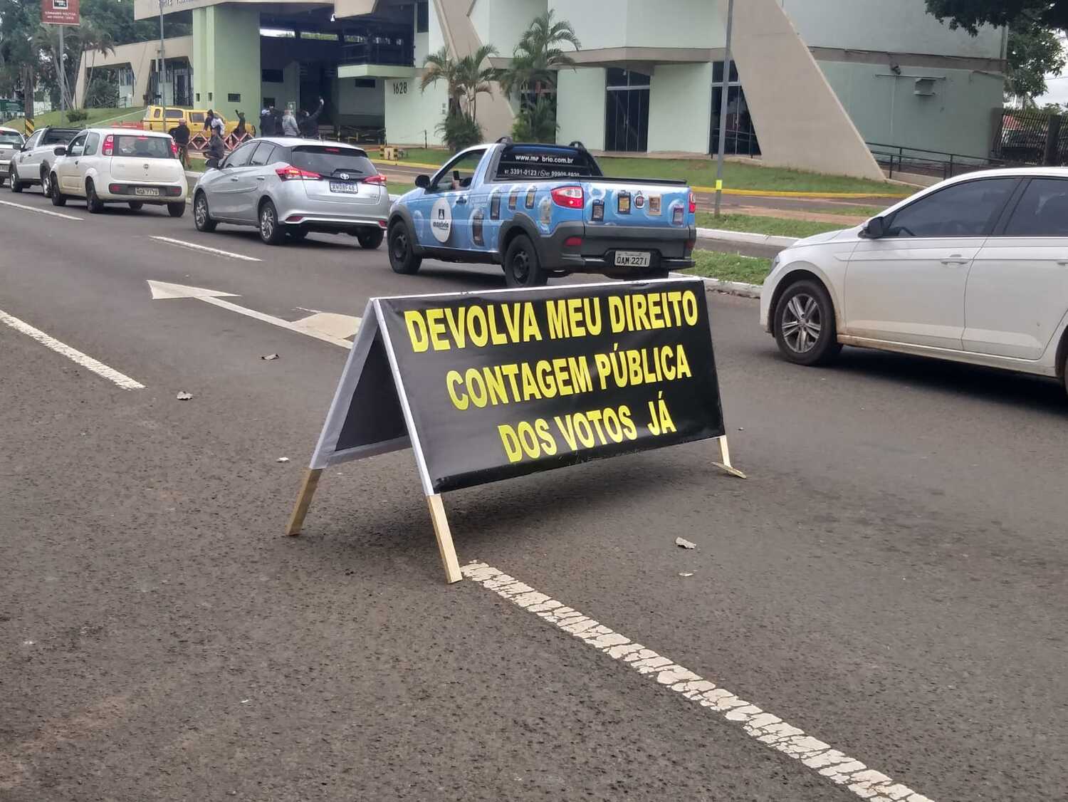 Placa pedindo contagem pública de votos