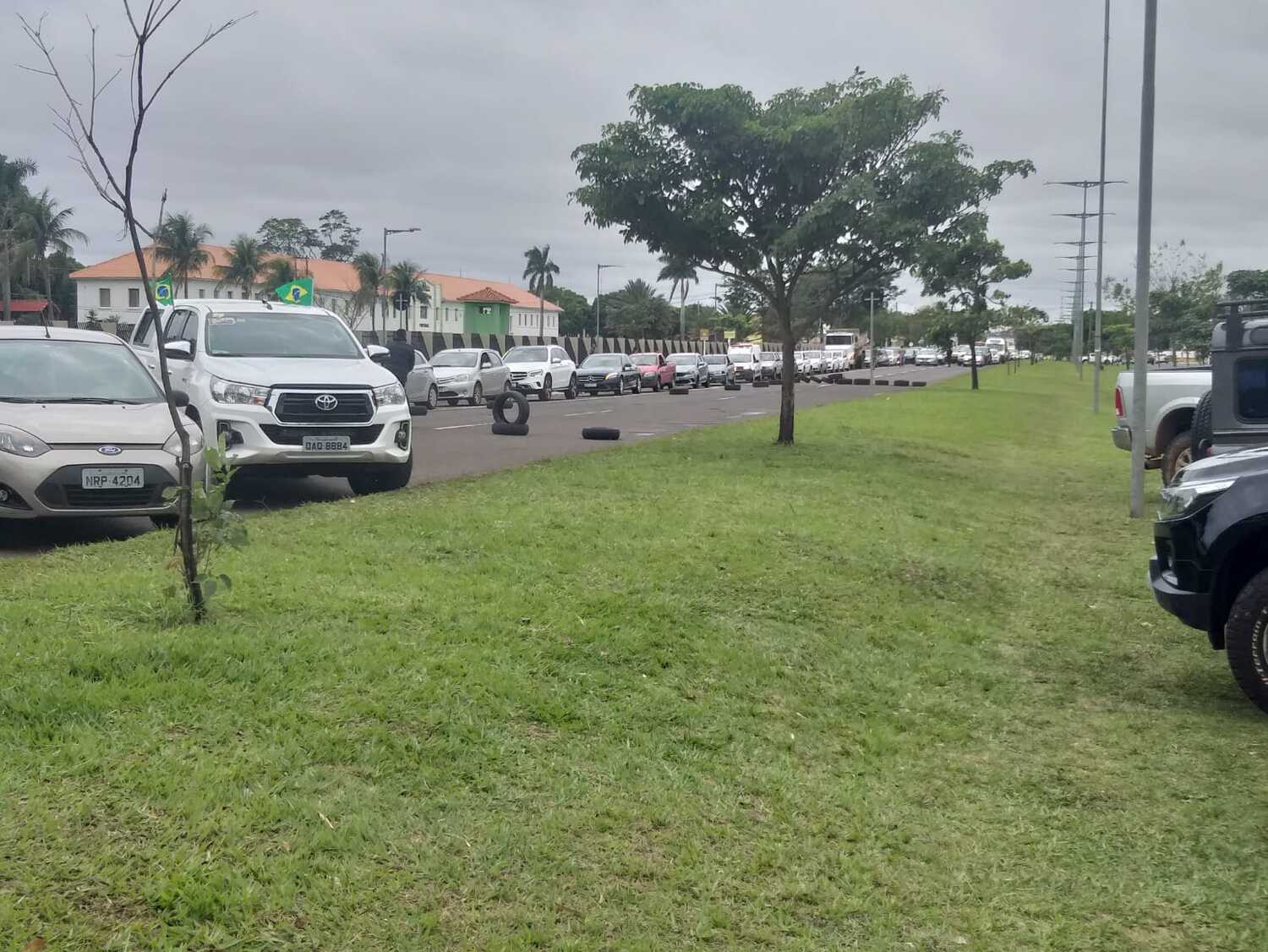 Fila que se formou na AV Duque de Caxias devido aos protestos