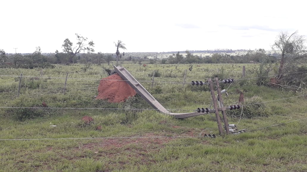 Poste de energia foi derrubado
