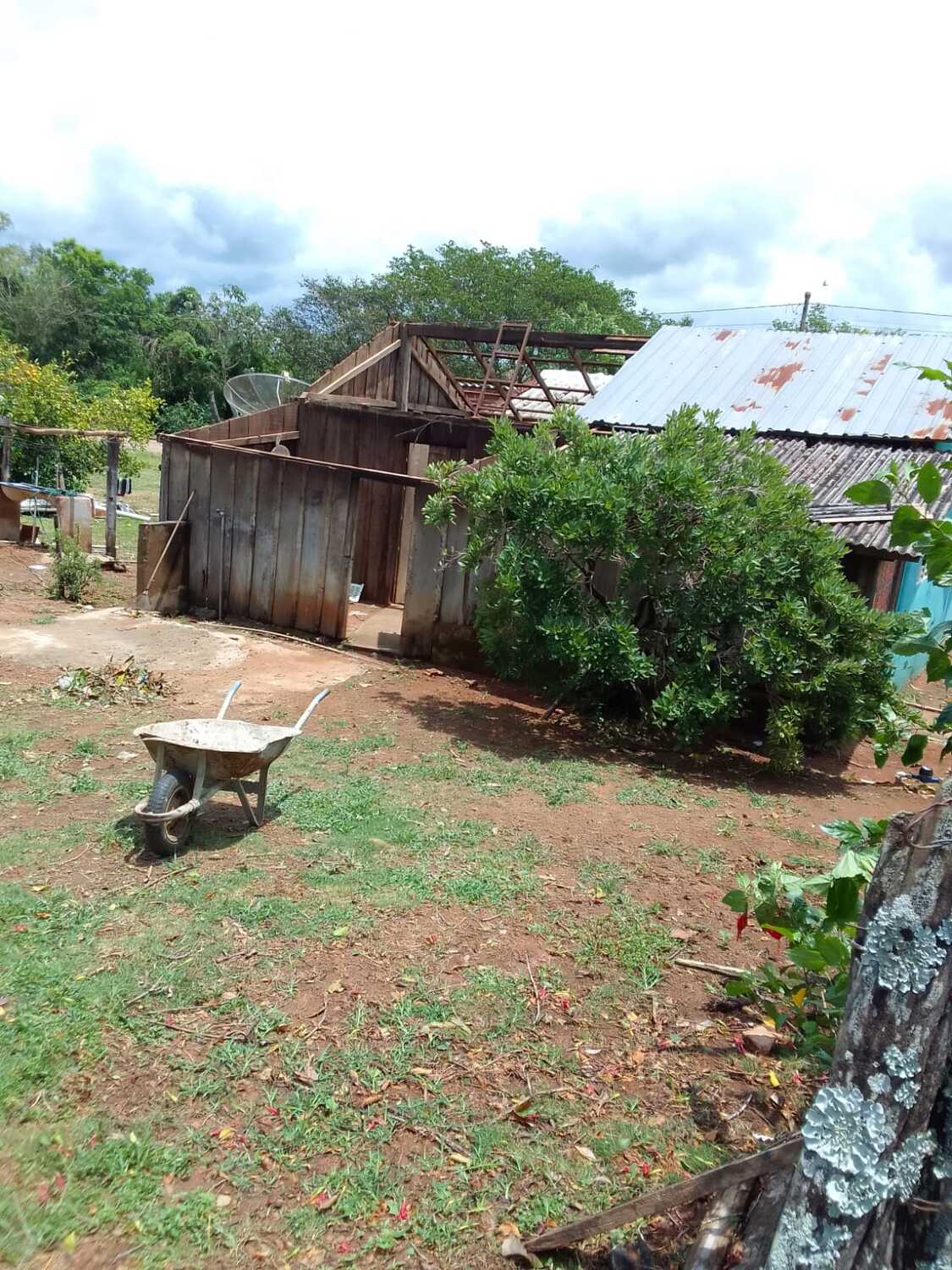 Casa destelhada pela tempestade