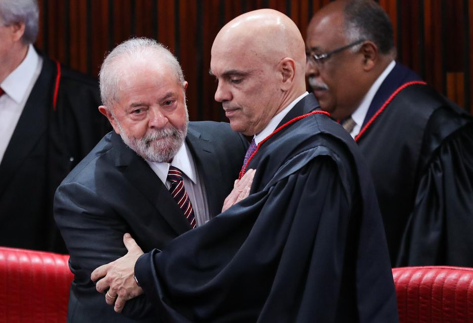 O presidente eleito Luiz Inácio Lula da Silva (PT) quer acabar com aglomerações em área militar. Na cerimônia de diplomação, nesta segunda, 12, Alexandre de Moraes prometeu punir envolvidos em atos antidemocráticos.