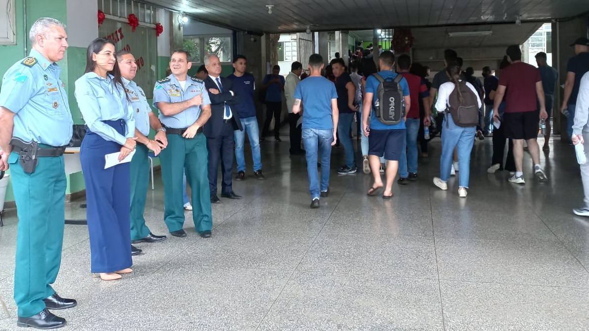 A secretária de Administração e Desburocratização, Ana Nardes, acompanhou a chegada dos candidatos ao local das provas, junto com a Comissão de Concursos da PM