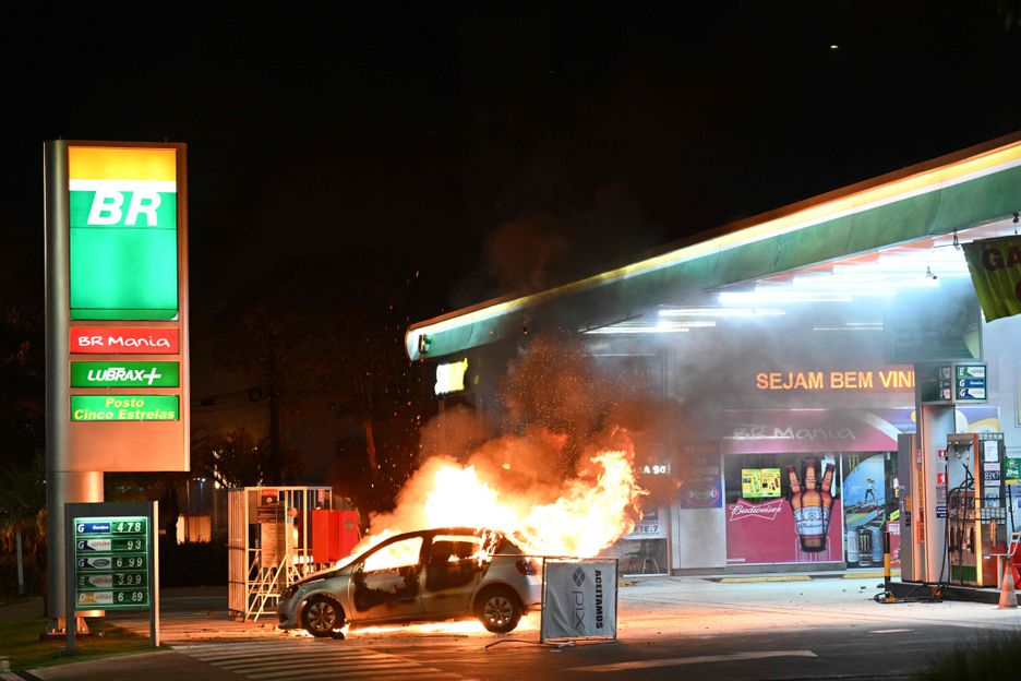 Veículo incendiado perto de posto de gasolina na noite desta segunda-feira, 12, em Brasília, após a prisão de José Acácio Serere Xavante, apoiador do presidente Jair Bolsonaro e organizador de protestos que contestam o resultado das urnas.