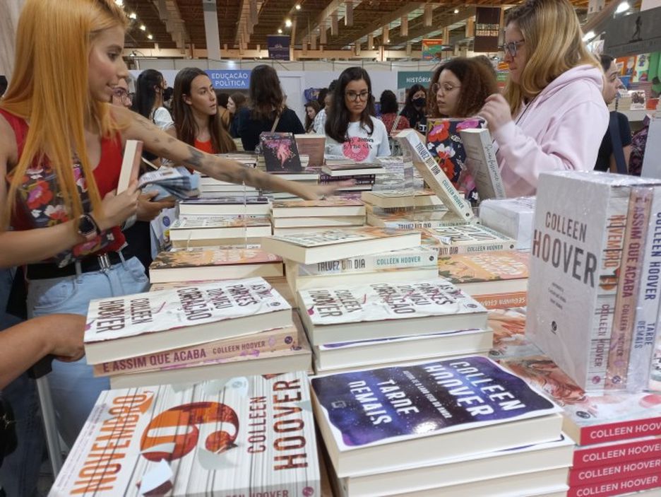 Livros de Colleen Hoover no estande da Record na Bienal do Livro; escritora americana foi a best-seller do evento 