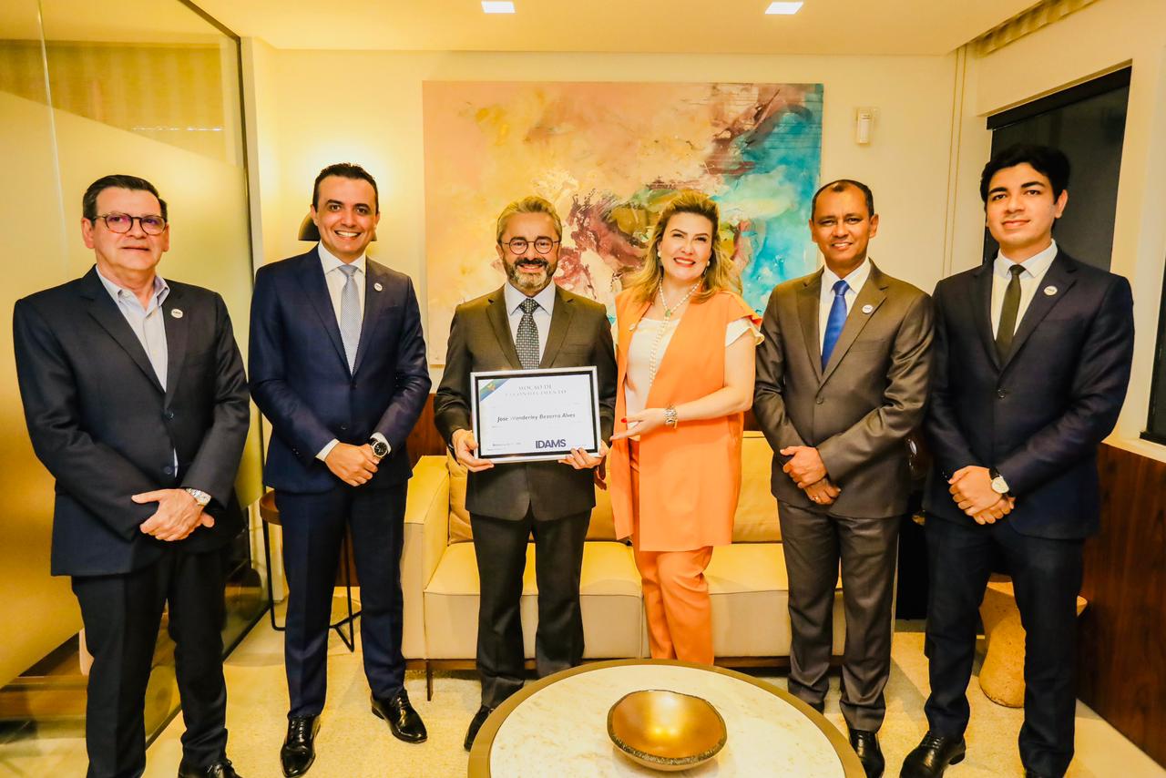 IDAMS entrega moção de reconhecimento ao advogado José Wanderley Bezerra Alves