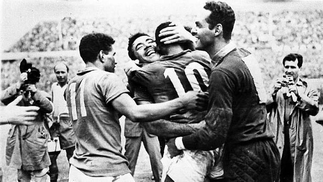 Pele, camisa 10 sendo abraçado após vitória na copa de 1954