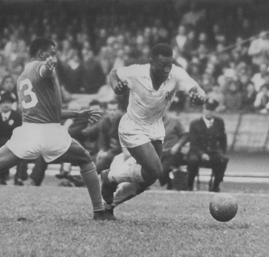 Pelé em ação pelo Santos em partida de 1964 