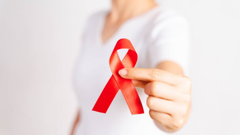 O Dezembro Vermelho marca a mobilização da sociedade na luta contra o vírus HIV, a Aids e outras Infecções Sexualmente Transmissíveis (ISTs)