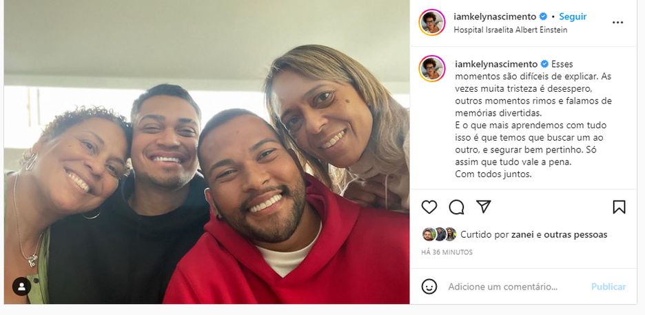 Kely postou a foto em suas redes sociais ao lado da família.