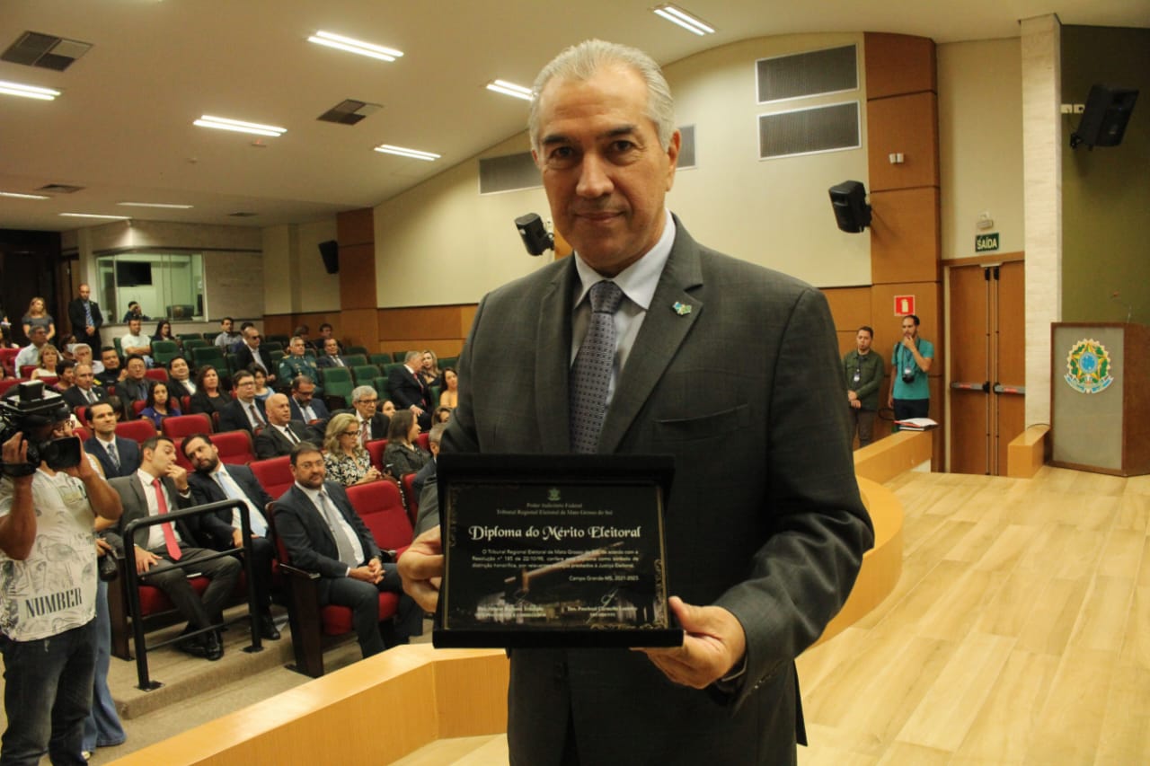 Governador Reinaldo Azambuja recebe Diploma do Mérito Eleitoral 