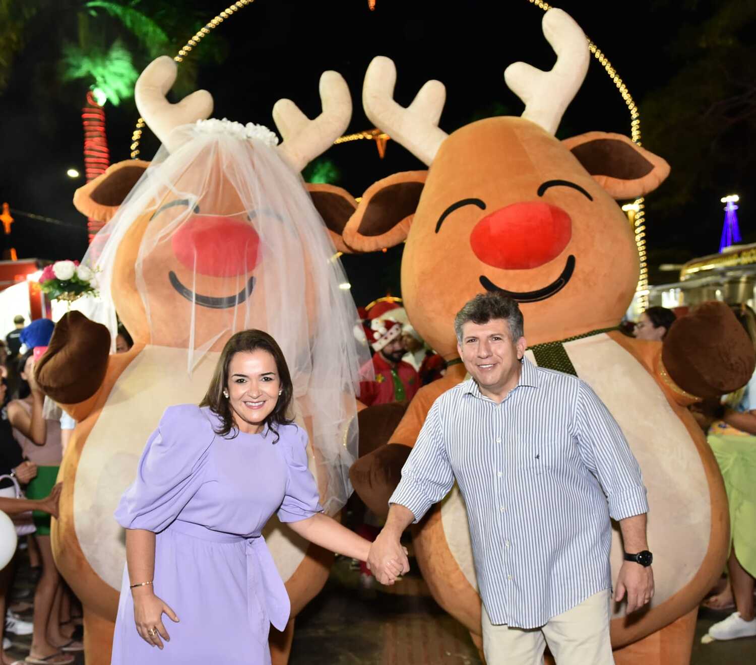 A prefeita Adriane Lopes acompanhada de seu esposo, foram padrinhos do matrimônio.