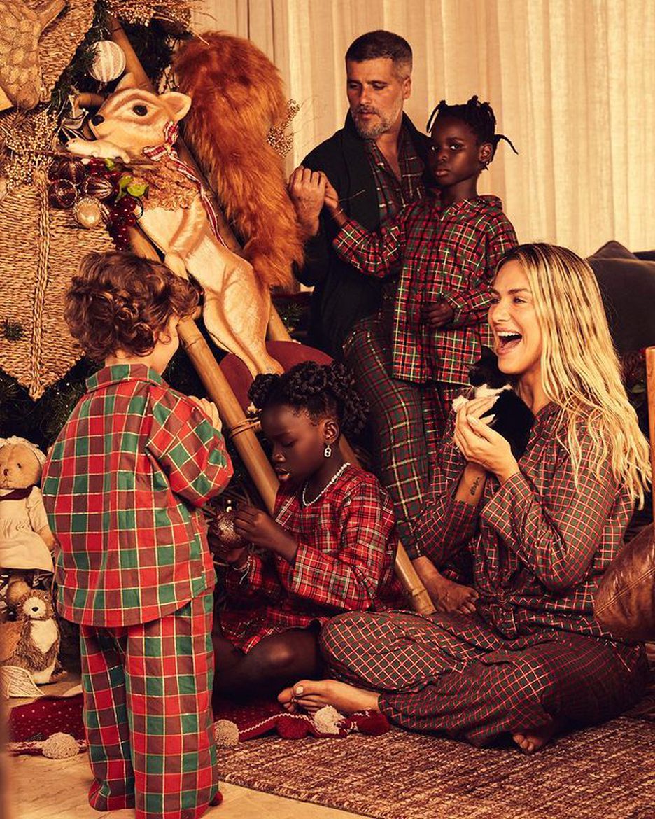 Giovanna Ewbank e Bruno Gagliasso compartilham ensaio de Natal da família: 'Estamos muito felizes'.