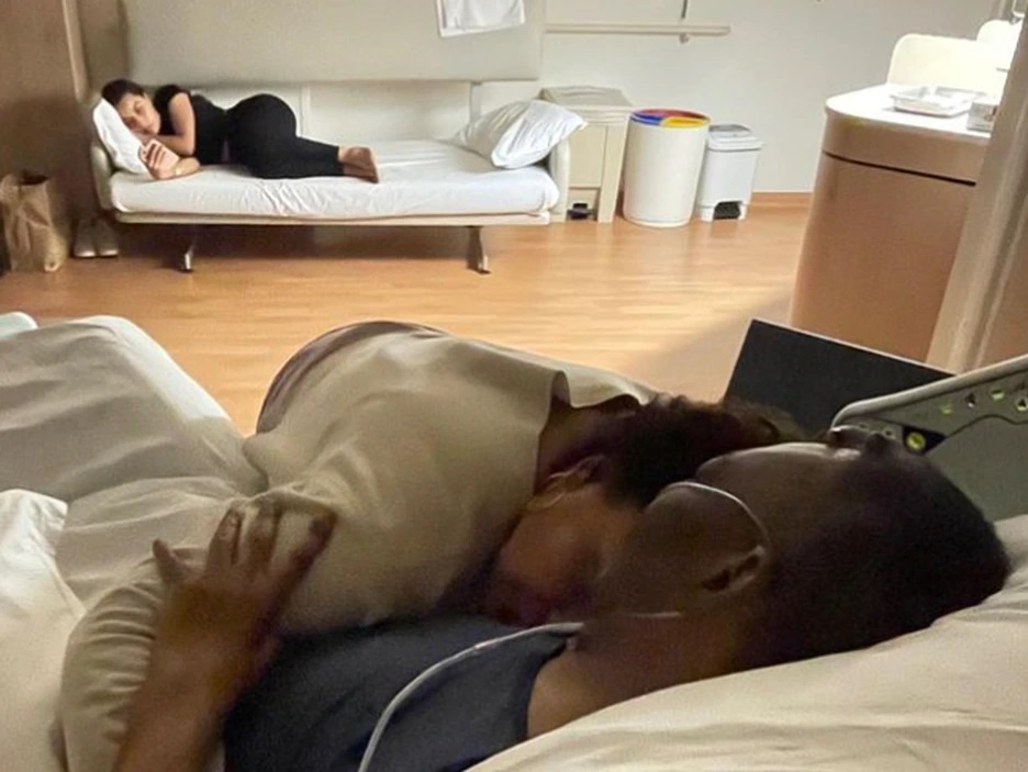 Kely Nascimento, filha de Pelé, publicou foto ao lado do pai que teve piora clínica e está internado desde o dia 29 de novembro.