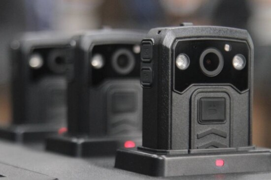 Mortes por policiais caem 61% em 2 anos após uso de câmeras na farda