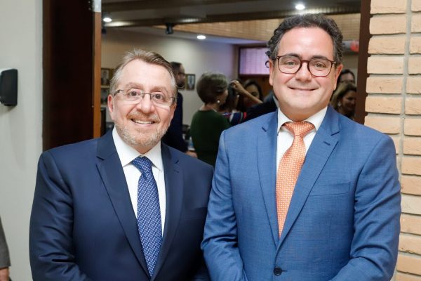 O membro honorário vitalício e Conselheiro Federal Mansour Elias Karmouche (à direita) é parabenizado pelo Presidente da OAB/MS Bitto Pereira (à esquerda) após sua nomeação como representante da OAB no Conselho Nacional de Justiça. 