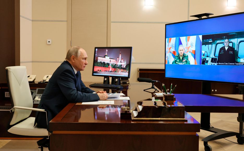 Vladimir Putin assiste por videoconferência à partida da fragata Almirante Gorshkov. 