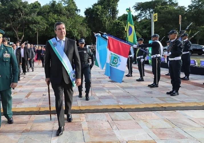 Eduardo Riedel com a faixa de governador do Mato Grosso do Sul
