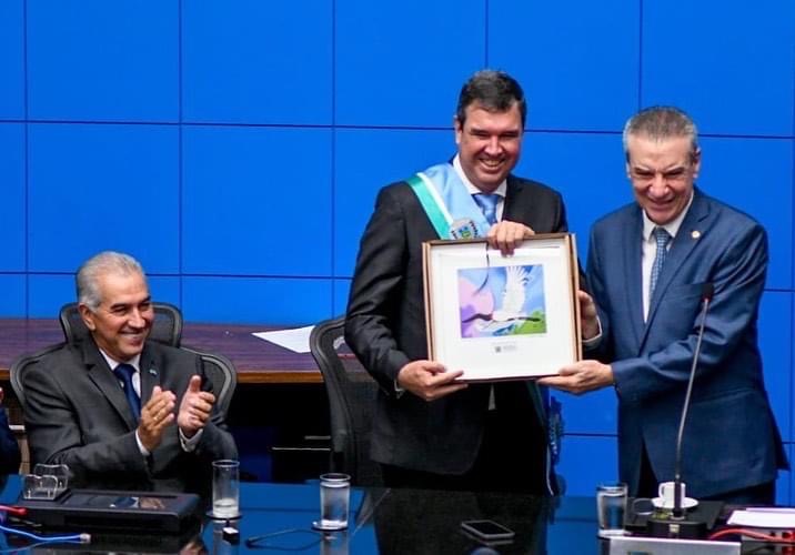Ex-governador Reinaldo Azambuja ao lado do novo governador Eduardo Riedel e o presidente da Assembleia Legislativa Paulo Corrêa