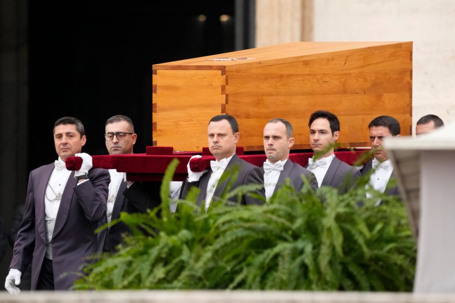 O caixão do papa emérito Bento XVI sendo levado à Praça São Pedro para seu funeral. 