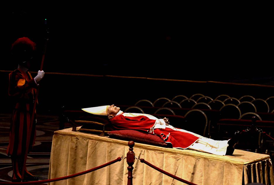 Corpo do papa emérito Bento XVI sendo velado na Basílica de São Pedro, no Vaticano. Durante três dias, cerca de 200 mil pessoas foram à Basílica de São Pedro para se despedir do papa emérito, falecido em 31 de dezembro, aos 95 anos. 