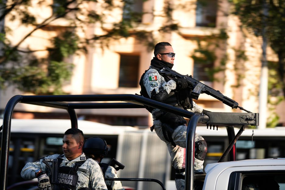 Policiais protegem a sede da promotoria do México, para onde foi levado Ovidio Guzmán.
