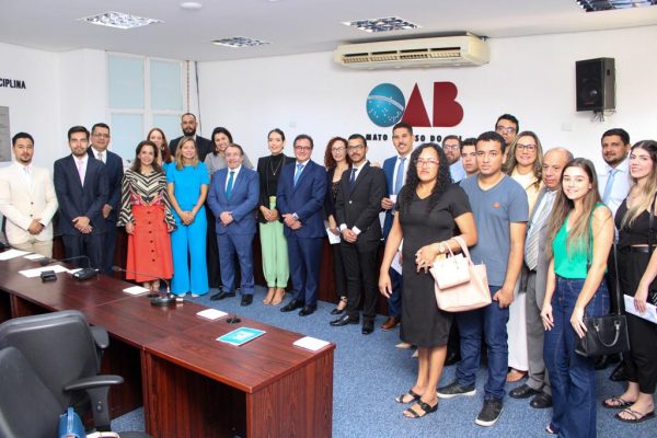 Nova jornada para advogados e advogadas inicia com entrega de carteiras pela OAB/MS
