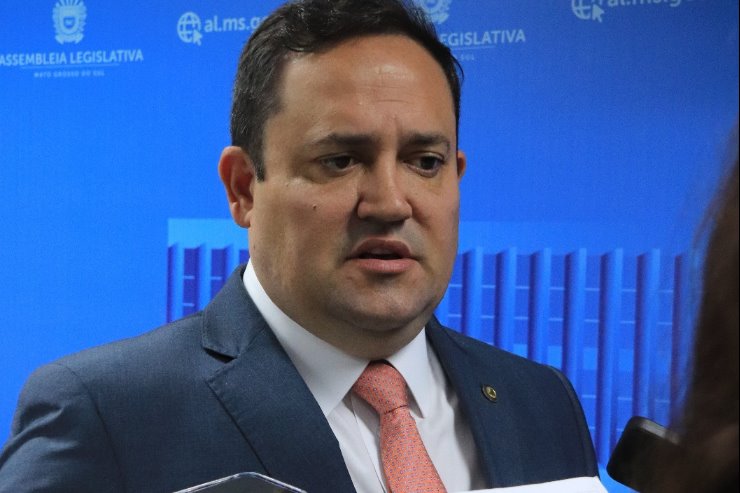 Deputado Marcio Fernandes durante entrevista
