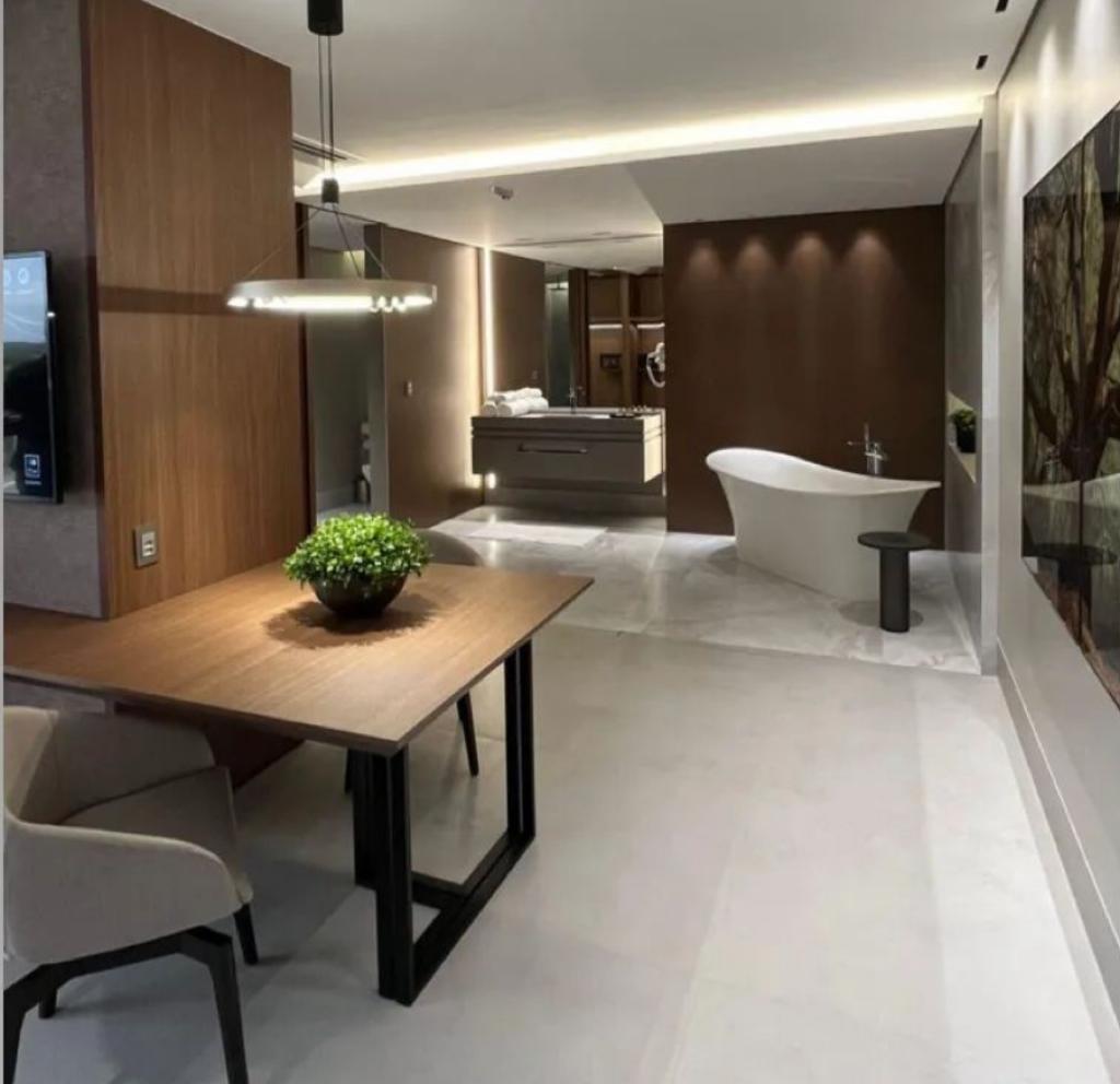 Com decoração rústico chic e integração entre a área interna e externa, o hotel conta com 136 apartamentos.