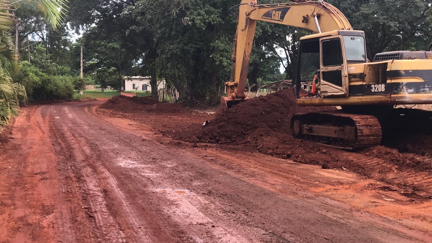 Fim do barro e da poeira: asfalto chega ao distrito da Picadinha