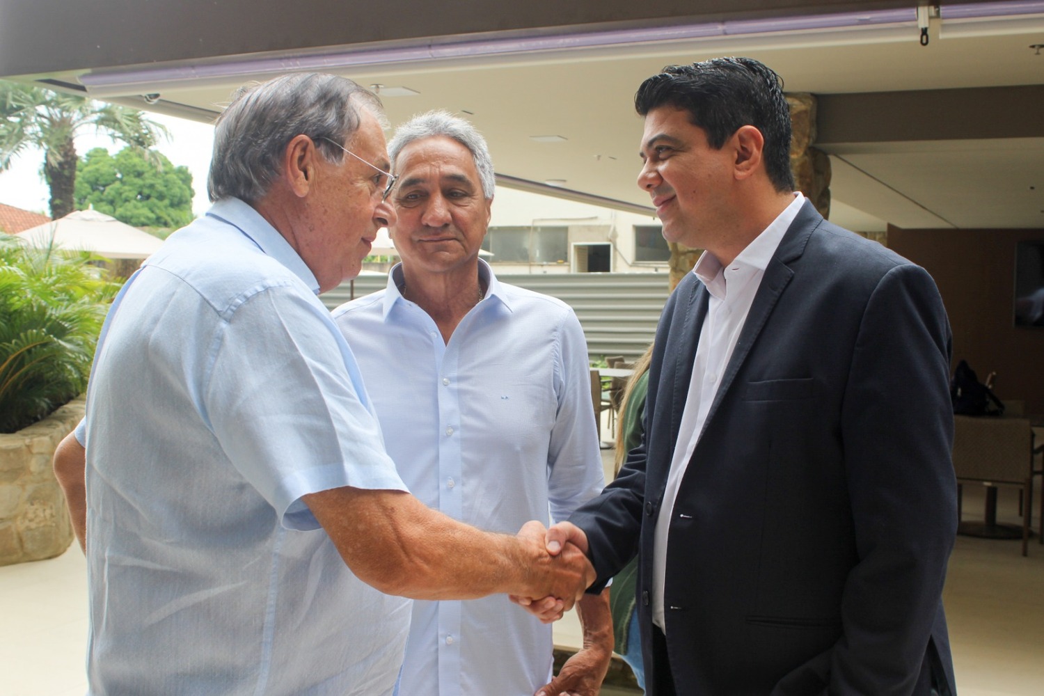 O empresário Egídio Vilani Comin (Egelte) prestigiou a inauguração. Na foto, Egídio Comin, Wanderlei Martins e o prefeito de Varzea Grande, Kalil Baracat.