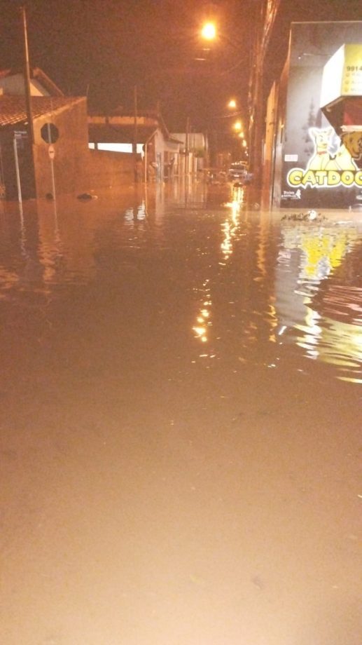 Rua de Três Lagoas alagada
