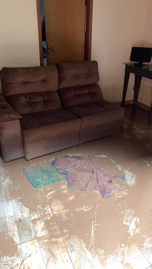 Sujeira causada pelo alagamento em uma casa