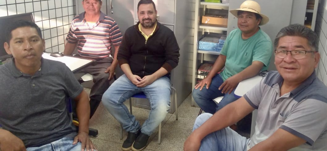 Diretor reunido com liderança indígena da Aldeia Lagoinha
