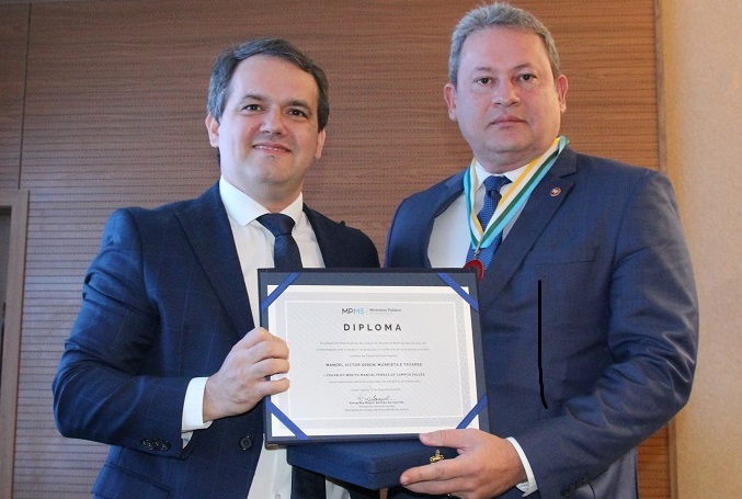 Procurador-Geral de Justiça de MS, Alexandre Magno Benites de Lacerda, concede a comenda 